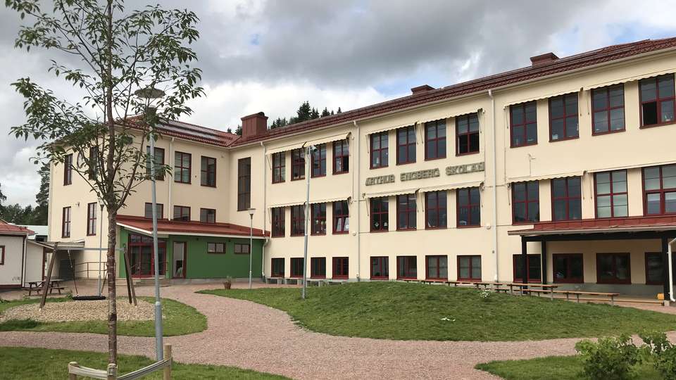Bilden visar en skolbyggnad.