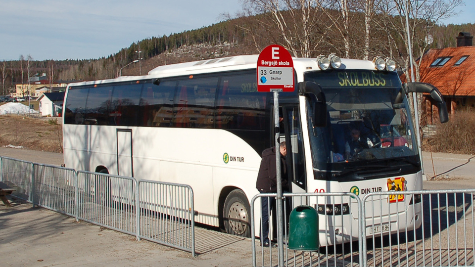 En skolbuss står vid hållplatsen Bergsjö skola. 