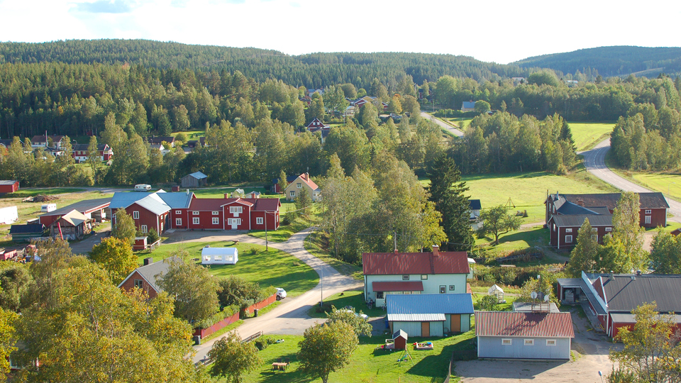 Vy över Krogvägen och Sörby i Ilsbo, hus, gårdar och skog