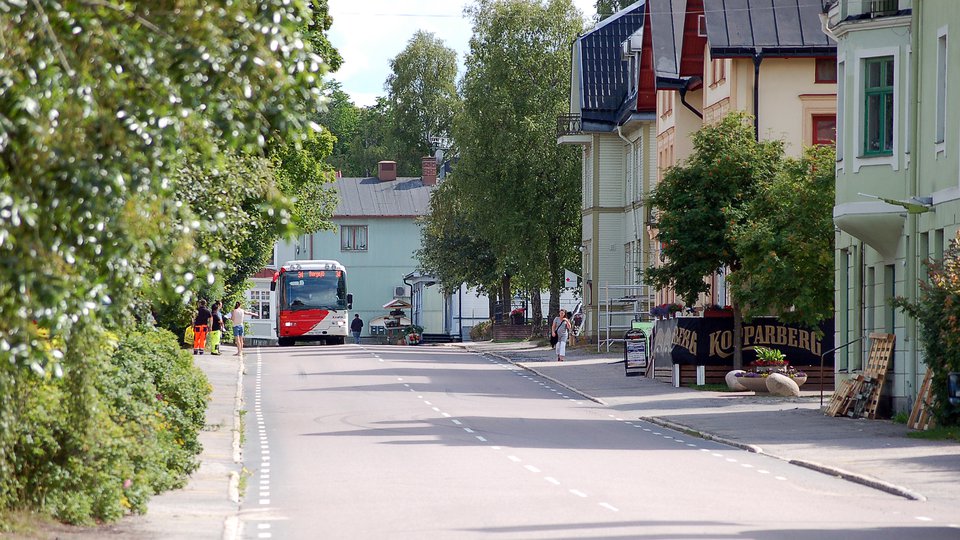En buss kommer körande längs Storgatan i Bergsjö.