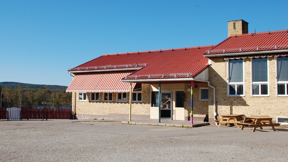Gul trä och tegelbyggnad, Ugglebo förskola i Ilsbo.