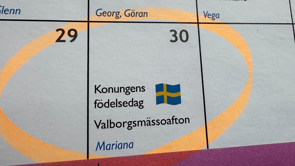Del av kalenderuppslag som visar 30 april inringat med penna.