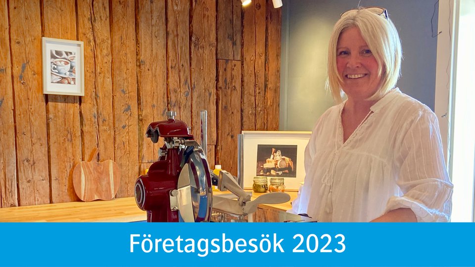 Kvinna vid en apparat och i bilden texten "Företagsbesök 2023"
