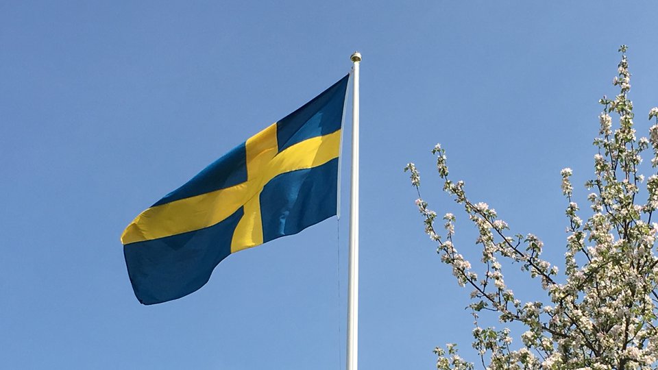hissad svensk flagga i flaggstång