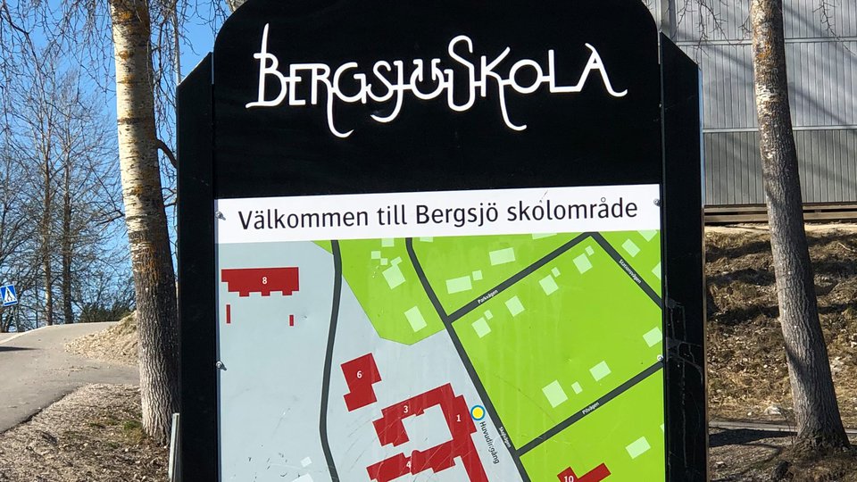 Skylt med "Bergsjö skola".