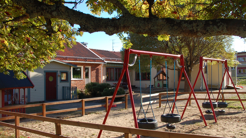 Lilla bållebergets förskola i Bergsjö. Lekplatsen med två gungställningar.