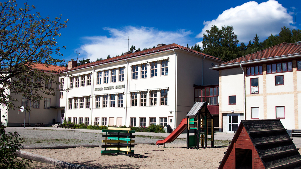 Arthur Engbergskolan i Hassela, skolgård med lekplats