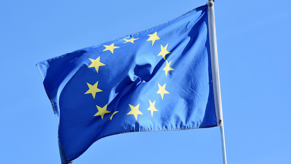 EU-flagga med himmel i bakgrunden.