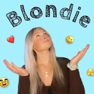 En kvinna håller händerna uppe framför ansiktet. Ovanför henne syns texten Blondie.