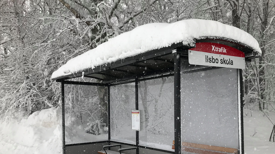 Bilden visar en busshållplats på vintern.