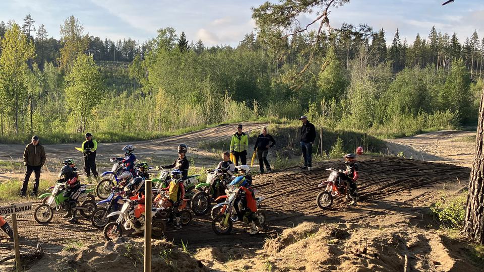 Motorcyklar som kör på en motocrossbana.