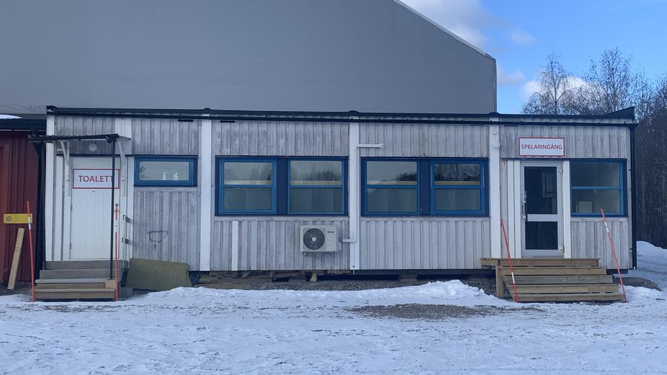 Baracker ombyggda till omklädningsrum.