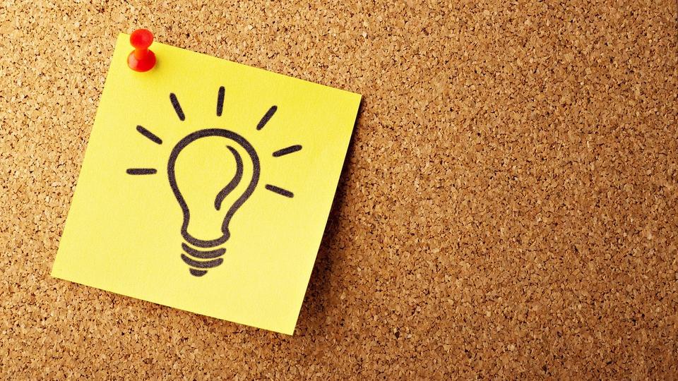 Ritad glödlampa på post it-lapp på en anslagstavla.