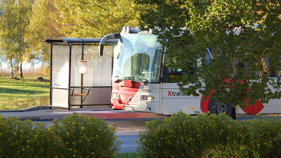 X-trafiks buss står vid en hållplats
