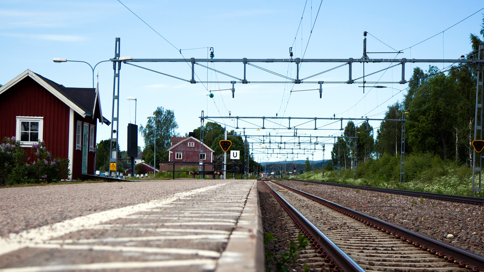 Tågräls och perrongen vid tågstationen i Gnarp