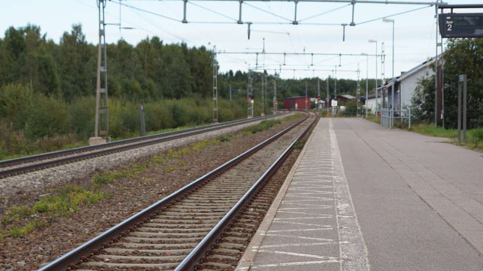 Tågstationen i Gnarp, perrongen och järnväg