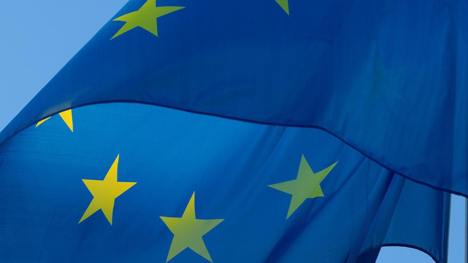 Flaggan för EU mot en blå himmel.