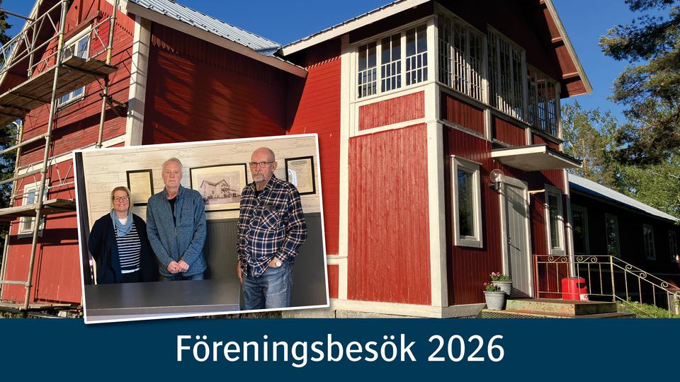 Tre personer framför en röd bygdegård.