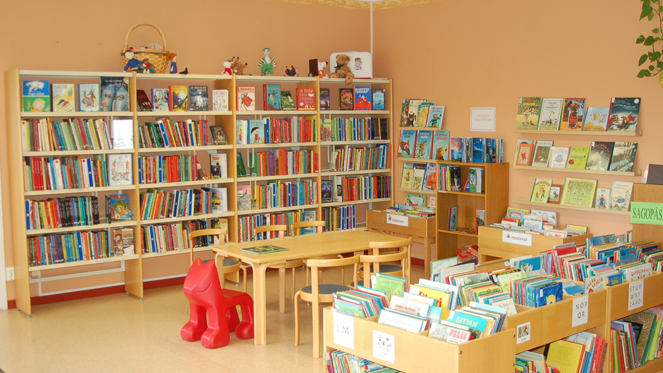 Interiörbild barnhörna i Harmångers bibliotek