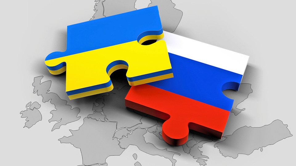 Två pusselbitar, en i Ukrainas och en i Rysslands färger, över en Europakarta.