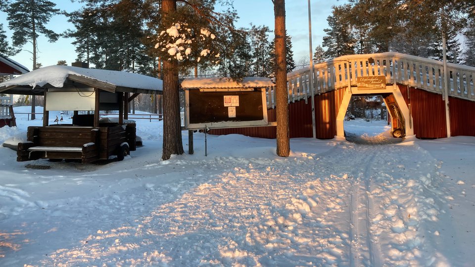 Ett skidspår intill en grillplats i Jättendal.
