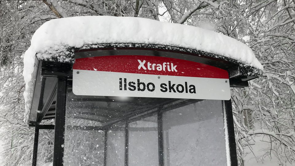 En busshållplats på vintern.