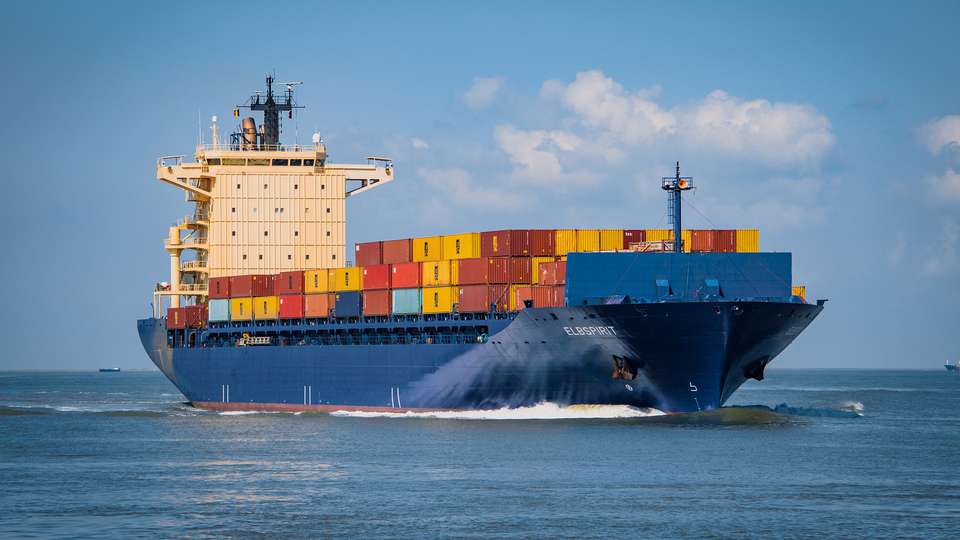 Ett blått containerfartyg fotograferat på havet.