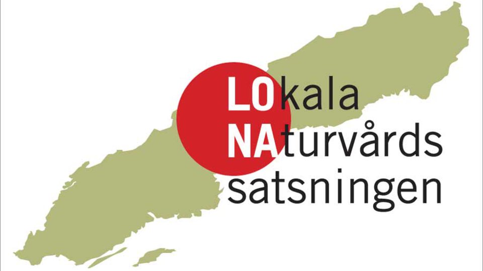 Lona logotyp bestående av sverigekarta i bakgrunden med en röd prick över hela mittendelen av sverige med texten LONA i pricken