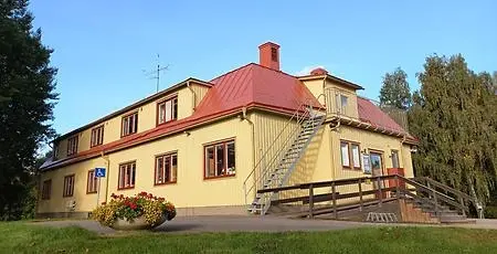 Äldre träbyggnad med Bergsjö bibliotek.