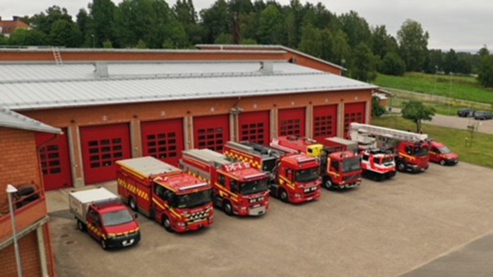 Flygbild över räddningstjänstens lokaler och brandbilar i Hudiksvall