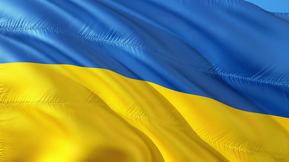 Närbild av en vajande ukrainsk flagga.