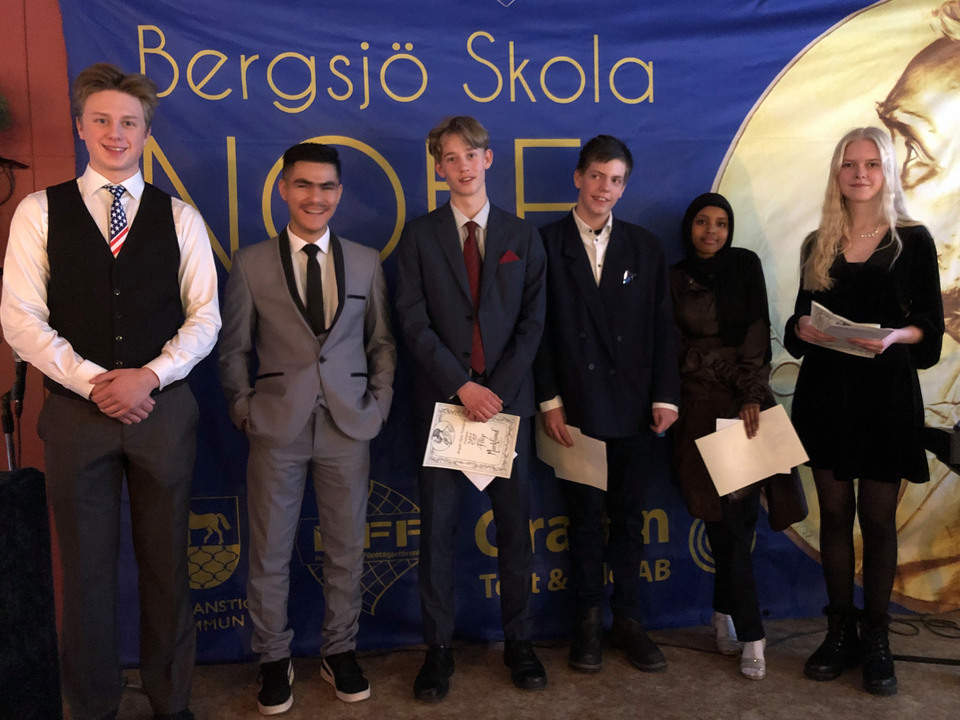Porträttbild på sex ungdomar som fått Bergsjö skolas Nobelpriser.