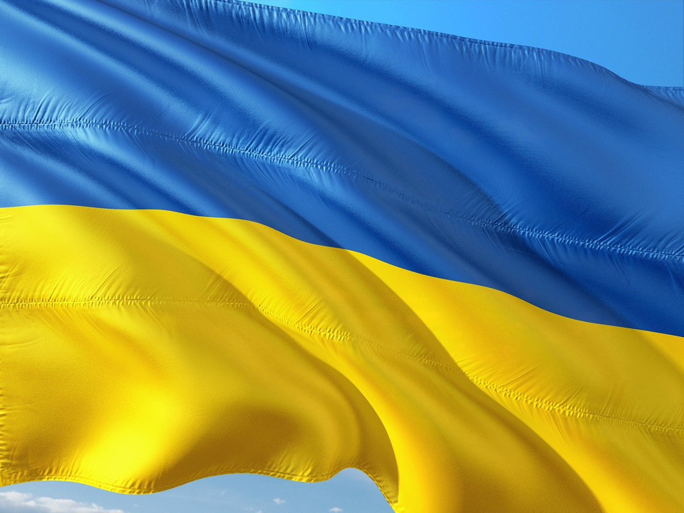 Närbild av en vajande ukrainsk flagga.