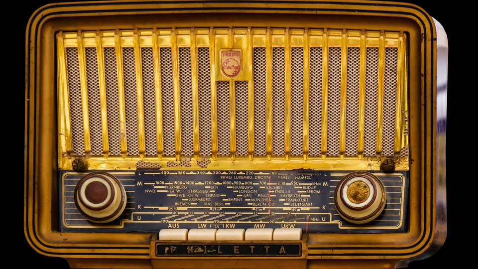 En mycket gammal radio.