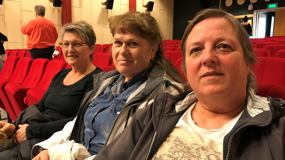 Tre kvinnor som sitter i en biosalong.