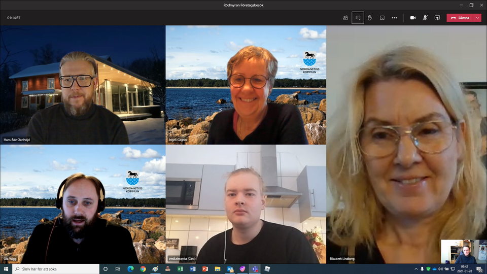 Bilden visar en skärm med bilder på fem personer som deltar i ett digitalt möte.