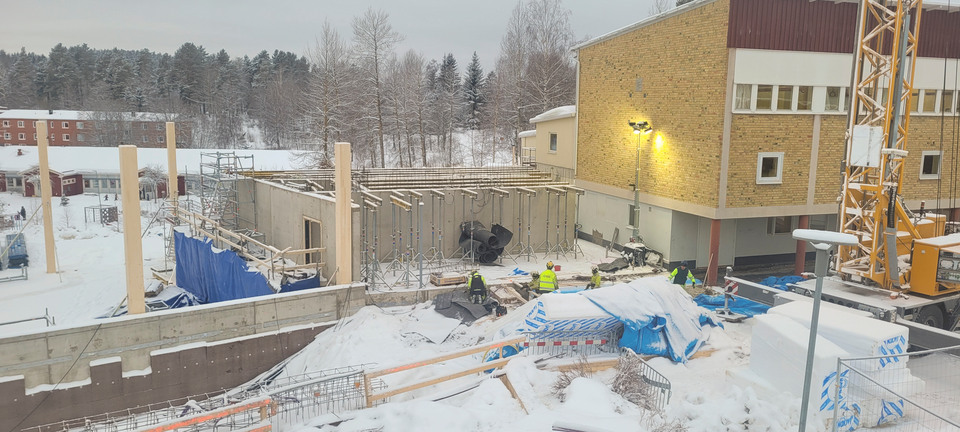 Översiktsbild över ett större bygge i vintermiljö.