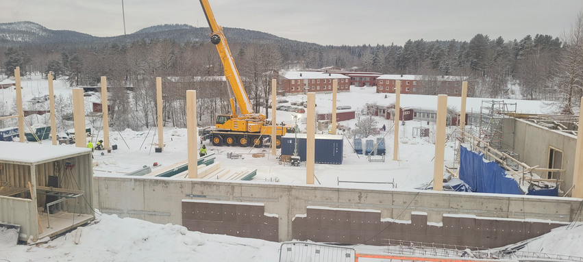 Översiktsbild över ett större bygge i vintermiljö.