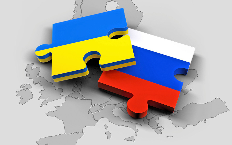 Två pusselbitar, en i Ukrainas och en i Rysslands färger, över en Europakarta.