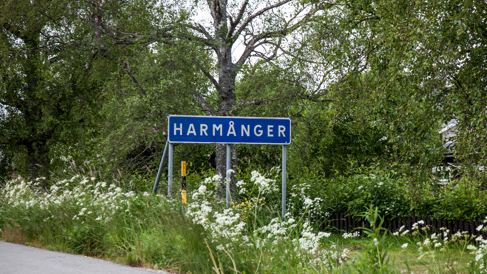 Vägskylt med texten Harmånger.