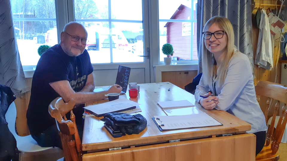 Kenneth Pettersson och Stina Modig sitter mittemot vrandra vid ett bord.
