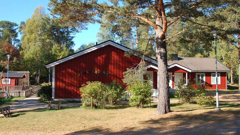 Stallbackens förskola i Strömsbruk med lekplats.