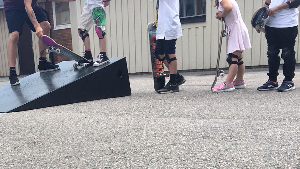 Barnfötter med skateboards.
