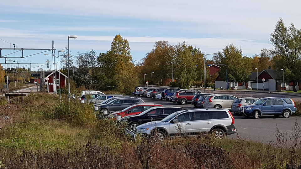 Pendlarparkeringen i Gnarp med många bilar på plats
